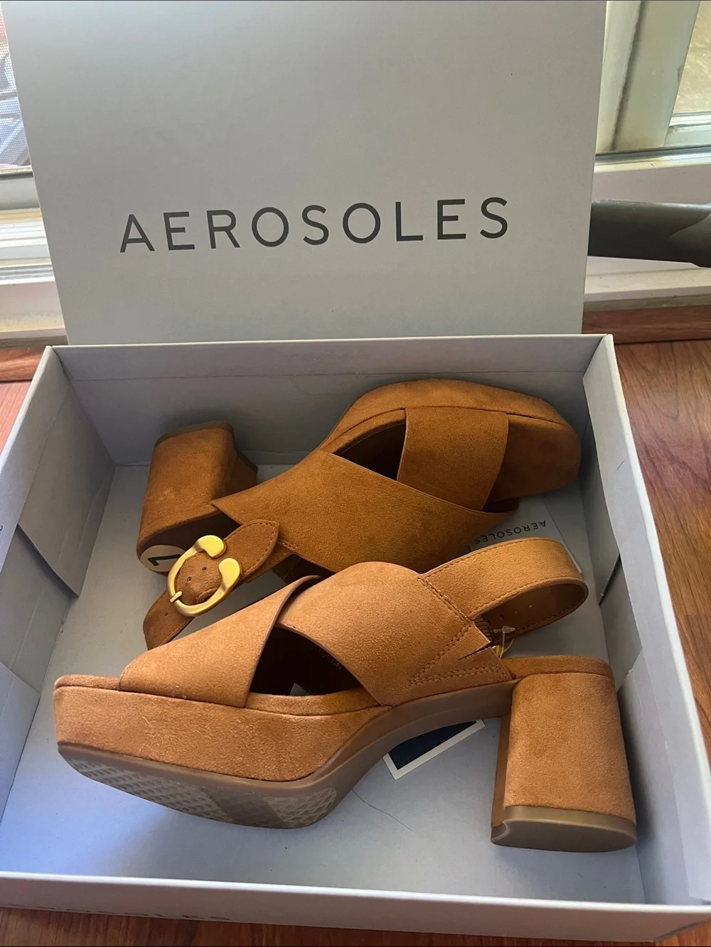 NIB AEROSOLES Cognac Suede Crossband Platform Sandals with Gold Buckle - size 7